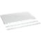 Étagère blanche avec deux supports et des vis. L'étagère est un rectangle et repose légèrement au-dessus des supports.