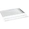 Étagère et supports en métal blanc. L'étagère est au-dessus, deux supports en dessous.