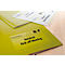 Dossiers et feuilles jaunes avec l'inscription "Handout Kick-off Meeting". Les documents sont sur une surface en bois.