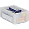 Transparente Aufbewahrungsbox mit Inhalt, darunter Stifte und Notizzettel. Blaue Box mit "MAUL" Beschriftung.