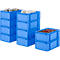 Blauwe plastic containers gevuld met metalen onderdelen, textiel en rode voorwerpen.
