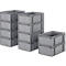 Boîtes en plastique empilables grises. Diverses boîtes sont empilées en tours.