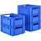 Caisses en plastique bleues, empilées, avec poignées sur les côtés.