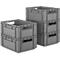 Boîtes en plastique grises, empilées, avec des ouvertures pour les poignées sur les côtés.