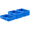 Drie blauwe plastic dozen, gestapeld en naast elkaar geplaatst.