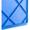 Détail d'une pièce en plastique bleu avec un motif en losanges et un coin légèrement arrondi.