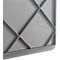 Surface en plastique gris avec des motifs en losange en relief, entourée d'un bord dentelé.