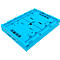 Turquoise blauwe rechthoekige transportbox met talrijke uitsparingen en ribben. Lichte perspectief.