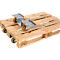 Houten pallet met wielen, staand op een witte ondergrond.
