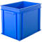 Blauwe plastic krat. Rechthoekige vorm, open bovenkant, met verzonken handgrepen, staat op een vlakke ondergrond.