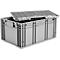 Grijze plastic box met gedeeltelijk open deksel. Gedetailleerd beeld met handgrepen en ventilatiesleuven.