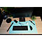Bureau met monitor, toetsenbord, muis, horloge, telefoon, pennen, gum en lamp.