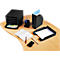Schreibtisch mit schwarzem Briefablage-Set: Schubladenturm, Zeitschriftensammler, Papierablage, Stiftehalter, Stifte, Telefon und Unterlagen.