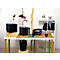 Schreibtisch mit Büro-Organizer, Mülleimer, Pflanze und Dekoration. Die Organisation ist in einem modern eingerichteten Büro gut sichtbar.