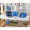Bürotisch mit blauen Ablagen, Papierkorb, Ordnern und Dekoration. Heller Raum mit Schreibtisch und Bücherregal.