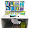Ein Schreibtisch mit Büromaterialien in Pastellfarben. Bücher, Stifte, Ablagen, Lampe, Stuhl, Papierkörbe.