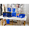 Schreibtisch mit Büromaterialien: blaue Briefablagen, Ordner, Stifte und ein Stehpult.