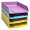 Vier mehrfarbige Briefablagen in Lila, Blau, Gelb und Grün, gestapelt. Die Ablagen haben eine leicht gebogene Form.
