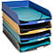Stapel van veelkleurige trays met papieren. Blauwe, gele, turquoise en zwarte trays gevuld met documenten. Elke tray heeft een naamlabel.