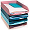 Multicoloured papieren bakken toren. Roze, blauwe, turquoise en crèmekleurige bakken gevuld met papier. Een turkoois kussen ligt bovenop.