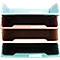 Vierkleurige stapelbare trays, blauw, roze, bruin en turquoise. Met witte etiketten.