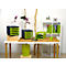 Bureau avec fournitures de bureau: tiroirs, corbeille à papier, porte-stylo, poubelles, plantes, papillon. Couleurs: vert, anthracite, bois.