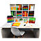 Bureau blanc avec fournitures de bureau, chaise et armoires. Dossiers multicolores, stylos, bloc-notes et smartphone. Configuration de bureau.