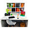 Bureau blanc avec ordinateur portable, lampe, porte-stylo et chaise ; une étagère derrière avec des fournitures de bureau.