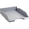 Plateau de rangement gris incliné avec un bord surélevé. Une étiquette blanche est apposée.