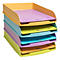 Des corbeilles à papier empilées de différentes couleurs, remplies de papier coloré.