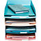 Pile de plateaux multicolores avec papiers et cahier. Couleurs : turquoise, rose, beige.