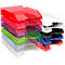 Des plateaux à documents en plastique multicolores. Les plateaux sont empilés en différentes couleurs.