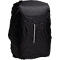 Schwarze Rucksack-Regenschutzhülle, mit vertikalem, grauem Reflektorstreifen in der Mitte.