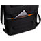 Schwarzer Rucksack mit Tablet in der Reißverschlusstasche. Der Stoff ist strukturiert, die Tasche mit orangefarbenem Futter.