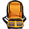 Schwarzer Rucksack, innen orange, mit Laptop und Dokumenten. Offene Tasche mit Reißverschlüssen und Schultergurten.