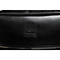 Gros plan d'un sac bandoulière en cuir noir. Coutures décoratives en haut, fermeture éclair en bas. Écusson logo cousu.