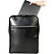 Sac à dos en cuir noir en cours d'ouverture pour révéler un ordinateur portable. Une main tient l'ordinateur portable.