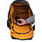 Une main d'homme tenant son téléphone, connecté par un câble à un sac à dos. Le sac à dos a un intérieur jaune.