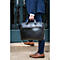 Un homme en costume tient une serviette noire. Il monte les escaliers. Chaussures en cuir marron.