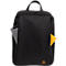 Schwarzer Rucksack mit Tablet-Tasche, Griff und gelbem Detail. Logo am unteren Rand.