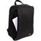 Sac à dos noir avec un carnet à spirales dans la poche latérale. Il y a un logo de la marque sur le sac à dos.