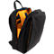 Sac à dos noir avec doublure jaune et fermetures éclair partiellement ouvertes. Le sac est ouvert, révélant des compartiments.
