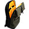 Rucksack mit geöffnetem Fach, grün/schwarz mit orangefarbenem Innenfutter, Laptopfach sichtbar.
