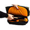 Person öffnet schwarzen Rucksack mit orangefarbener Innenausstattung. Hält Notizbücher, rote Fingernägel und Armband sichtbar.
