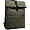 Sac à dos vert olive avec fermeture noire. Le dessus est replié, fixé par une boucle noire.
