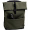 Sac à dos roll-top vert olive avec fermoir noir, poche avant ouverte avec parapluie. Logo en bas à droite.