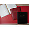 Drie notitieboekjes op rood papier, het boek links is open, twee boeken zijn dicht met de tekst "Livre d'Or".