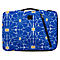 Étui bleu avec motif floral. Fermeture éclair, poignée et logo noirs. Centres de fleurs jaunes.