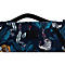 Détail d'un sac avec imprimé exotique de plantes et d'animaux en bleu. Poignée et fermeture éclair noires.