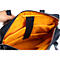 Sac en cuir bleu foncé avec doublure et compartiments jaunes. Une main tient le sac ouvert.